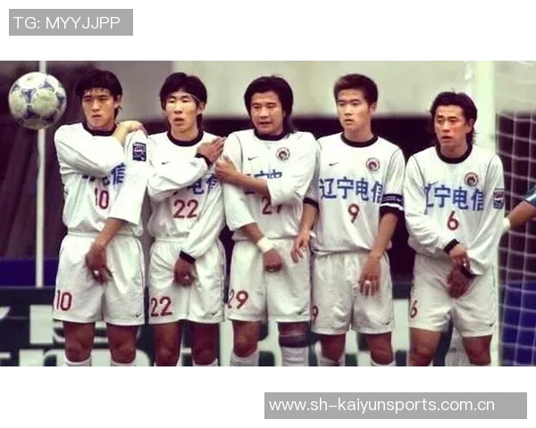 退役足球明星红白大战激情对决昔日辉煌再现绿茵场上风采依旧